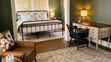 Escritorio, tabla de planchar con plancha, wifi y ropa de cama