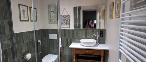 Douche, séchoir à cheveux, serviettes fournies, savon