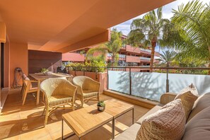 Outdoor dining - Guadalmansa Beach Flat | Modern & Steps to Shore (Estepona)