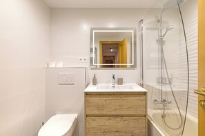 Dusche, Haartrockner, Handtücher, Seife