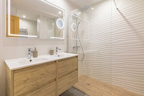 Bathroom - Guadalmansa Beach Flat | Modern & Steps to Shore (Estepona)