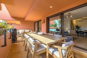 Outdoor dining - Guadalmansa Beach Flat | Modern & Steps to Shore (Estepona)