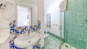 Ein Badezimmer mit Waschbecken, Spiegel und Dusche.