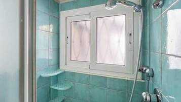 Douche, sèche-cheveux, bidet