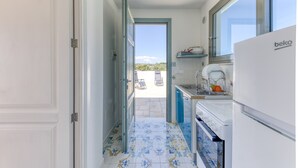 Cafetera/tetera, refrigerador, placa de cocina, utensilios de cocina