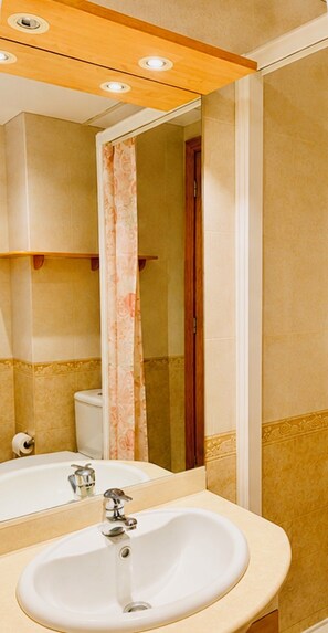 Een douche, een haardroger, handdoeken, zeep