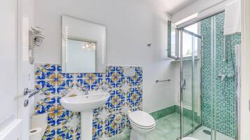 Douche, sèche-cheveux, serviettes fournies