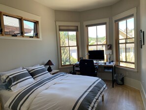 Iron/ironing board, Internet, bed sheets - TRUCKEE DOWNTOWN LOCATION!!! Luxury Home (Truckee)