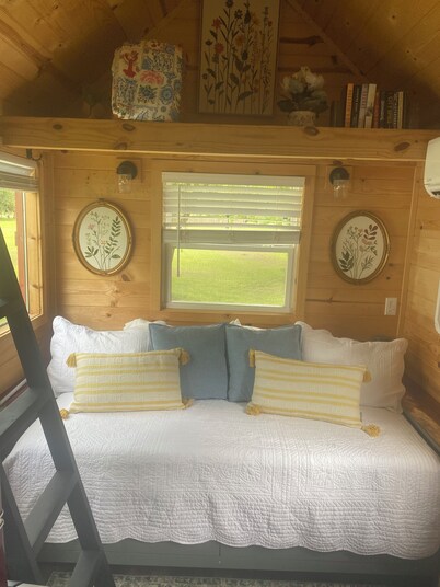 Cozy 1-bedroom cabin in amazing Winnie with AC