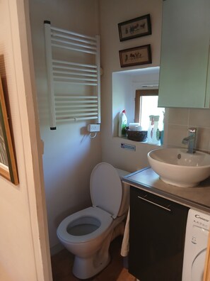 Een douche, een haardroger, handdoeken, toiletpapier