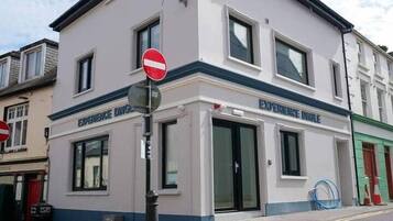 Un bâtiment sur lequel on peut lire l’inscription : « VIVEZ L’EXPÉRIENCE DING. »