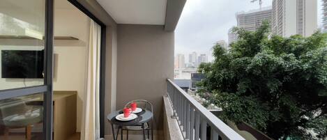 ห้องคลาสสิกสตูดิโอ, ระเบียง, วิวเมือง | รับประทานอาหารกลางแจ้ง