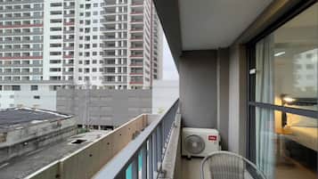 Estúdio clássico, varanda coberta, vista para a cidade | Área da propriedade
