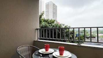Classic Studio, Lanai, City View | Outdoor dining