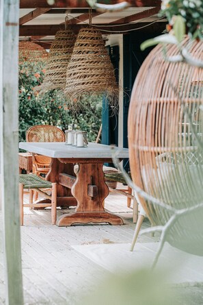 Deluxe-Studiosuite, Gartenblick | Speisen im Freien