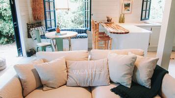 Deluxe Studio Suite, Garden View | Living area