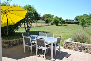 Outdoor dining - Green escape and disconnection at Gîte le Guêpier (Prissac)