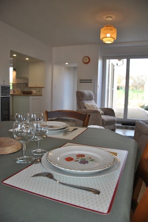 Dining - Green escape and disconnection at Gîte le Guêpier (Prissac)