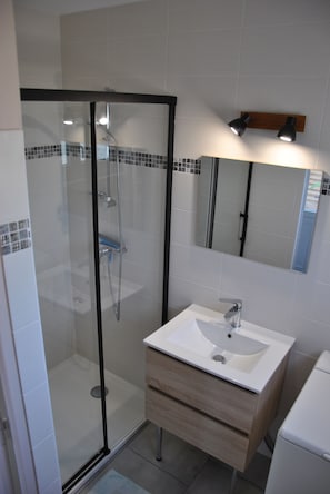 Shower, hair dryer, towels, toilet paper - Green escape and disconnection at Gîte le Guêpier (Prissac)