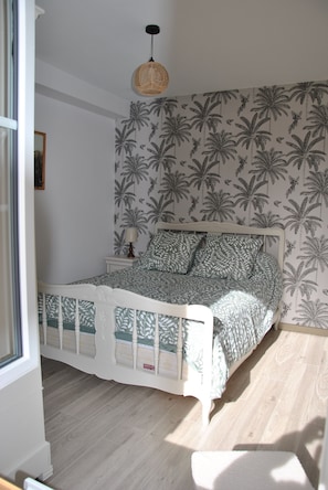 Desk, iron/ironing board, free WiFi, bed sheets - Green escape and disconnection at Gîte le Guêpier (Prissac)