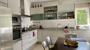 Cafetera i tetera, frigorífic, microones i forn 