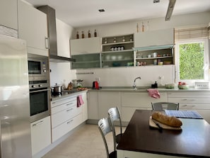 Wasserkocher mit Kaffee-/Teezubehör, Kühlschrank, Mikrowelle, Ofen