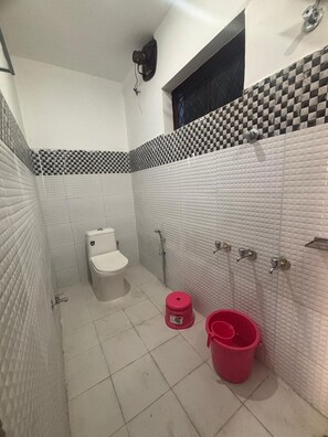 Basic Double Room, Balcony | Bathroom - Yash Homestay Huddu (Daira/Ushara)