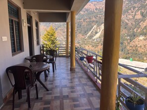 Outdoor dining - Yash Homestay Huddu (Daira/Ushara)