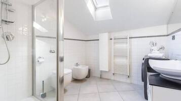 Dusche, Haartrockner, Bidet