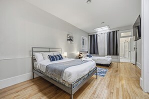 3 Schlafzimmer, Schreibtisch, Bügeleisen/Bügelbrett, WLAN