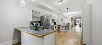 The Skylight Vault - Bright Downtown Loft Living/Pet Friendly/Short Walk to Shop