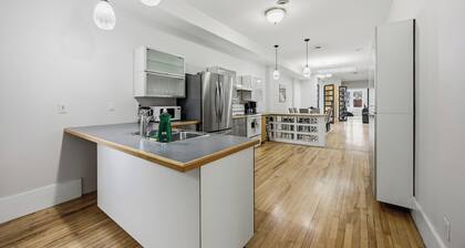 The Skylight Vault - Bright Downtown Loft Living/Pet Friendly/Short Walk to Shop
