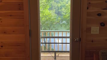 Une porte en bois donnant sur un balcon et un espace extérieur.