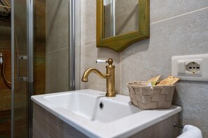 Chuveiro, secador de cabelo, toalhas de banho 