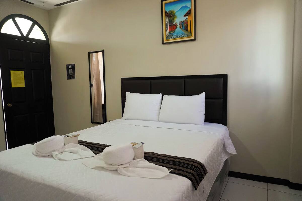 Quarto casal superior, vista parcial para o lago | Roupas de cama premium, escrivaninha, Wi-Fi de cortesia, roupa de cama