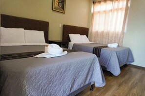 ห้องดีลักซ์ดับเบิล | เครื่องนอนระดับพรีเมียม, โต๊ะทำงาน, Wi-Fi ฟรี, ผ้าปูที่นอน