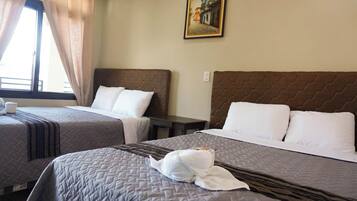 Habitación doble Deluxe | Ropa de cama de alta calidad y escritorio