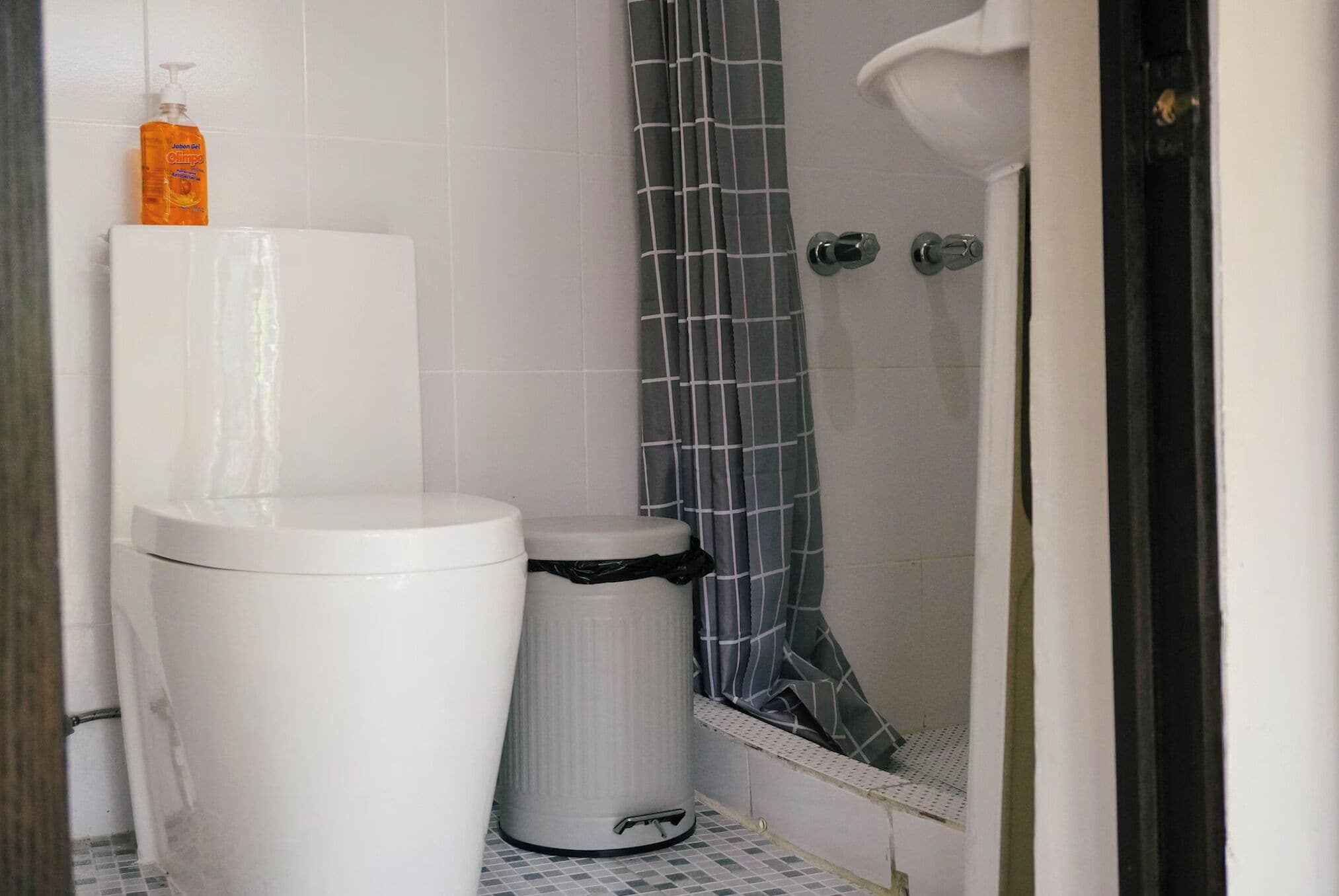 Habitación doble familiar, vista a la colina | Baño | Regadera, secadora de cabello, toallas, jabón 