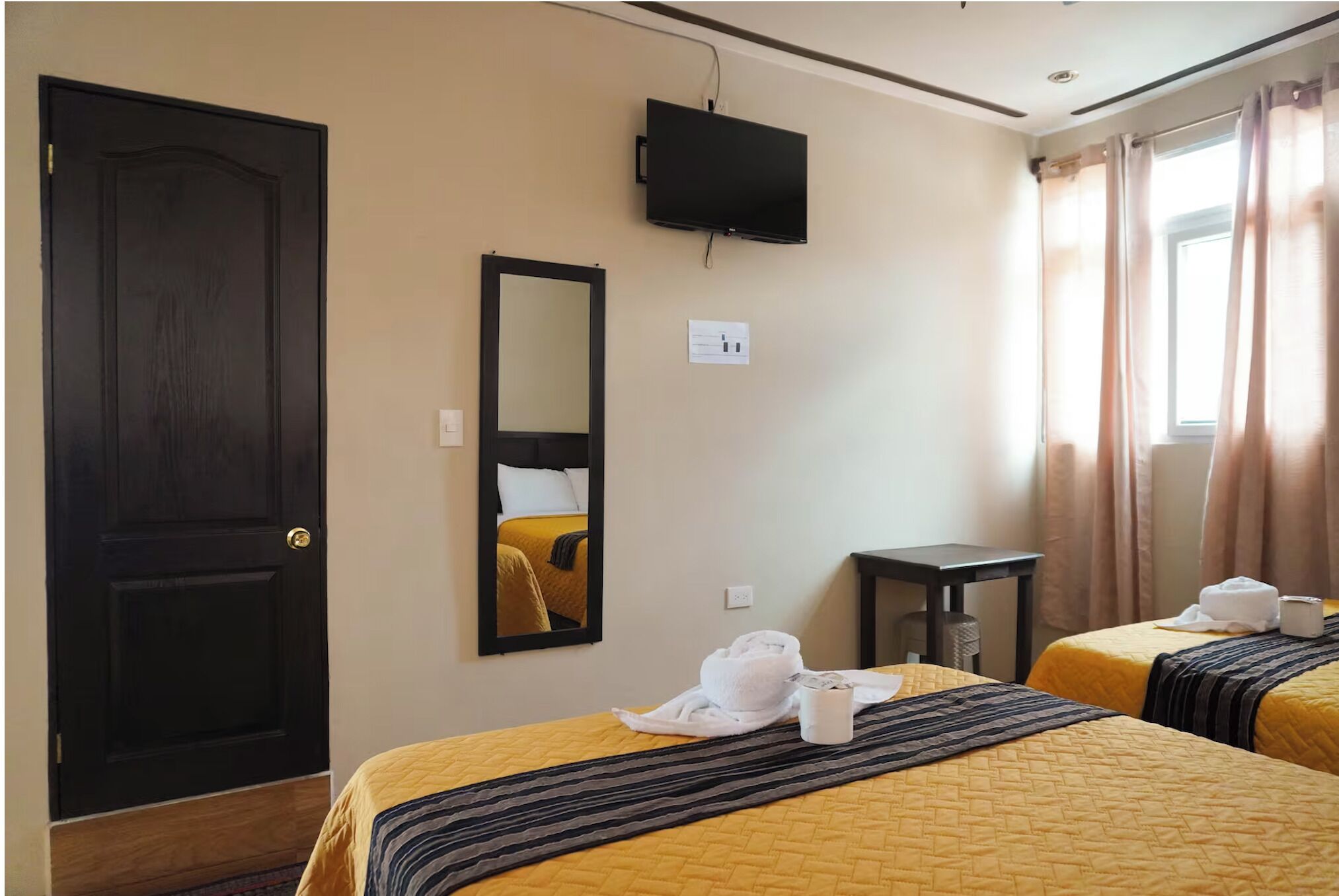 Deluxe driepersoonskamer | Luxe beddengoed, een bureau, gratis wifi, beddengoed