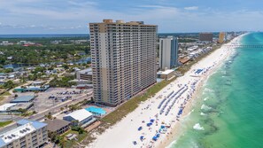 Ein Hochhaus-Hotel mit mehreren Etagen, einer Strandlage und Blick auf den Ozean.