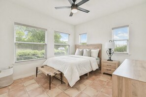 5 Schlafzimmer, Schreibtisch, kostenloses WLAN, Bettwäsche