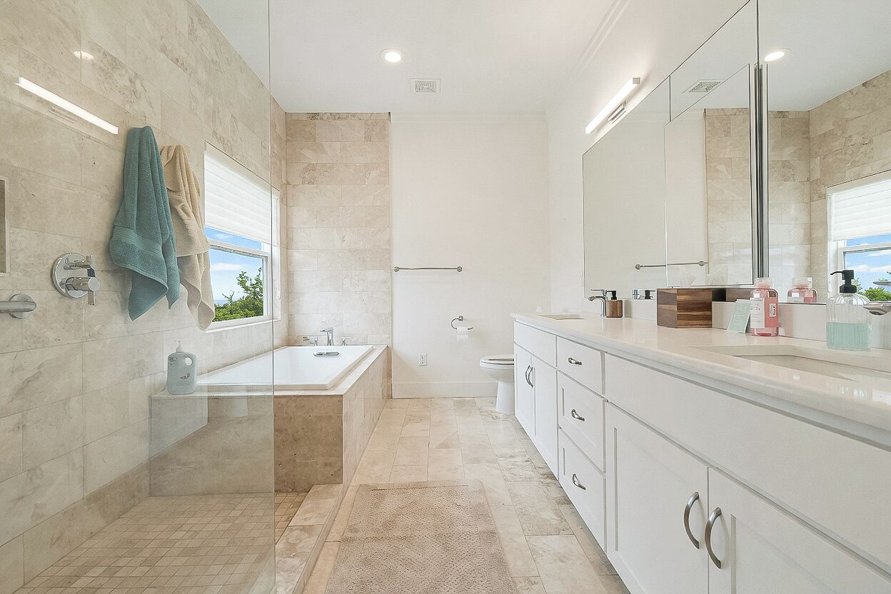 Jetted tub, towels, soap, shampoo