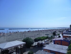 Chambre Quadruple Standard, balcon, vue ville | Plage | Plage privée, sable blanc, chaises longues, parasols