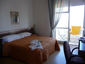 Habitación cuádruple estándar, balcón, vistas a la ciudad | Caja fuerte, escritorio, cortinas opacas y tabla de planchar con plancha