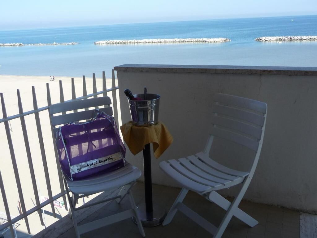 Chambre quadruple supérieure, balcon, vue sur la mer | Terrain de l’hébergement 