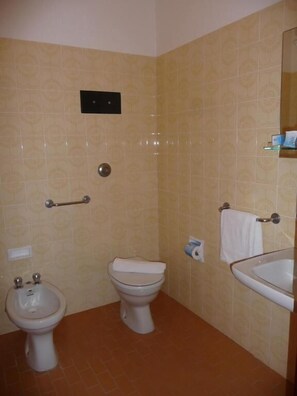 Quarto quádruplo superior, sacada, vista para o mar | Banheiro | Chuveiro, produtos de toalete grátis, secador de cabelo 