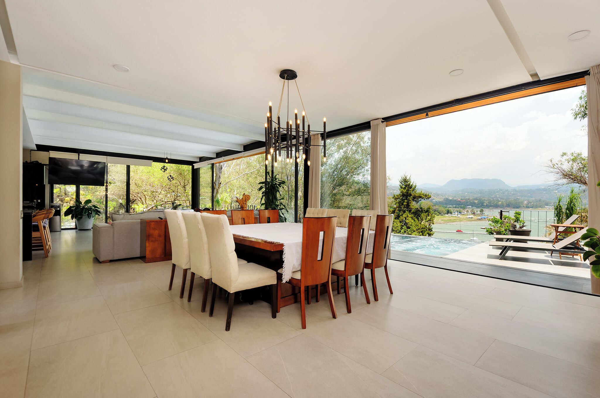Family House, Lake View | Dining
