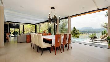 Family House, Lake View | Dining