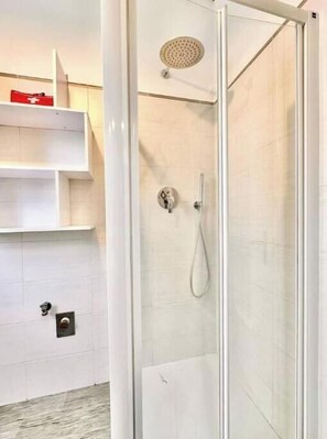 Douche, séchoir à cheveux, bidet