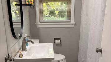 HandtĂŒcher, Seife, Shampoo, Toilettenpapier